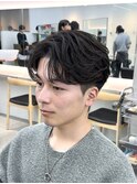 センターパートフェザーパーマ刈り上げツーブロックメンズヘア