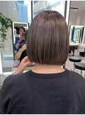 ナチュラルな前下がりボブ。