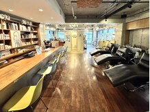 Wi-Fi完備とカウンターのCafe空間。仕事しながらキレイになれる、大好評の待合スペース。ウルフカットも◎