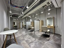 カミケンアジト(kamiken.ajito)の雰囲気（白ベースで明るめの店内に施術スペースは４席ございます。）