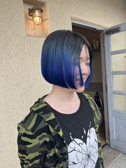 鮮やかブルーカラーのボブヘア
