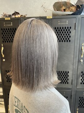 アチーブリス(achieve Liss) ハイトーンシルバーグレージュダブルカラー×ストレートミディ