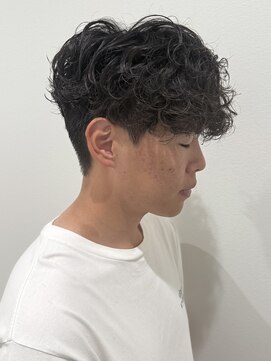 ヒュイル バイ ニアウ(Hwyl by Niau) メンズマッシュパーマ外国人風パーマスパイラルパーマ刈り上げ