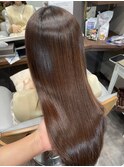 髪に艶・まとまりを出し長さを活かしたロングストレートスタイル