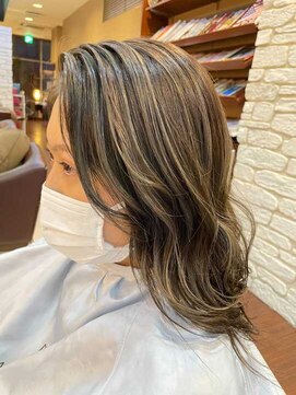 バルス(BLS) ハイライトで立体感をプラスした大人可愛いオリーブカラー