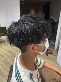 刈り上げセンターパートサーフカールブルーブラッフェザーパーマ