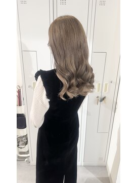 ピヨン 心斎橋(piLLon) ミディアムレイヤー　グレージュカラー　ハイトーン