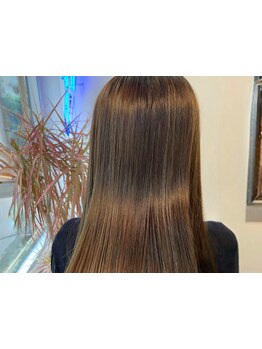 トリートメントライセンスを持つデザイナーが、一人一人の髪質に合わせ分量・配合を細かくコントロール。