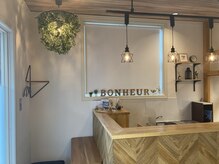 プティボヌール(PETIT BONHEUR)の雰囲気（開放感のあるカウンターで心のこもったおもてなし。）
