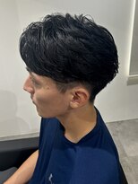 ヒュイル バイ ニアウ(Hwyl by Niau) メンズカットセンターパート刈り上げアップバンクショートカット