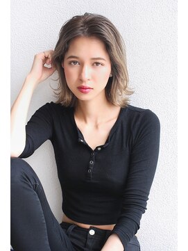 グロウミドル(GROW middle) ハイトーンくすみベージュ ブリーチ レイヤーボブ 天野利香