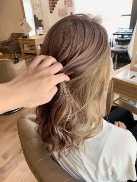 グランミーツ(Grand meets) 柔らかいイメージの可愛いミルクティーベージュインナーカラー