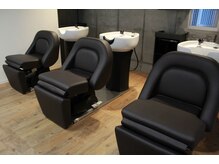 フルフラットでゆったりくつろげるシャンプーブース！