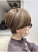 グレージュ系白髪ぼかしカラー×コンパクトショート