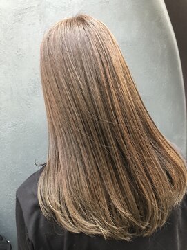 ヘアーシグネチャー(Hair Signature) 明るめシルバーベージュで作るツヤ感ロング