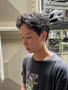 ジャド(JUDD) ナチュラルセンターパートパーマ