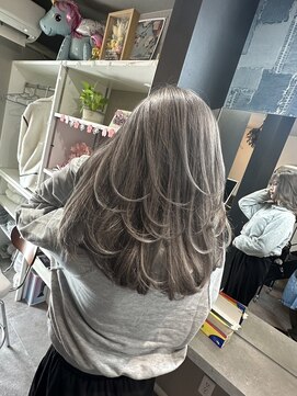 ブロンドバイピンキー(Blond by Pinky) レイヤーカット&セピアグレージュ