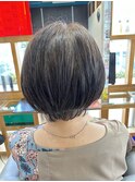 ステップボーンカットカットボブショートハイライト白髪ぼかし