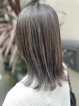 サーティーン(THIRTEEN) ハイライトで透明感外ハネ！