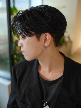 シオン(shion) フェザーパーマブルーブラック刈り上げセンターパート_F21022