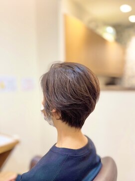 ヘアー グリーン(hair green) ナチュラル丸みで柔らかく魅せる大人ショート