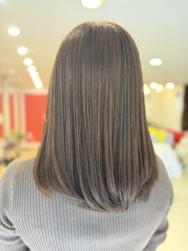ヘアーエボリューション 透明感ベージュの白髪ぼかしストレート
