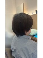 ウイバイファースト(u'i by first)&nbsp;後頭部に丸みを持たせた、やや短めのレイヤーカットスタイル