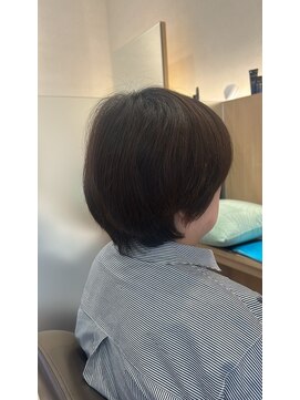 ウイバイファースト(u'i by first) 後頭部に丸みを持たせた、やや短めのレイヤーカットスタイル