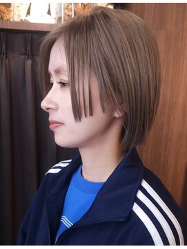 ブロック ジャポン(bloc japon) 二段ラインで顔周りにさりげないモード感を足した大人デザイン風