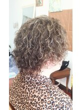 エヴァン(Evan) ツーブロックパーマヘアー、お手入れ楽ちん