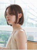 首やデコルテがキレイに見える、小顔効果の高いショートボブ