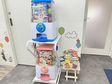 チョスキッズカット(chos kid's cut)の雰囲気（ガチャガチャまたはお菓子2個のいずれかをお選びいただけます。）