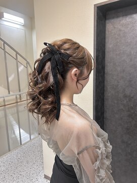 ミラ(Mila) ボリューム感がかわいい＊ふわふわポニーテール/結婚式.お呼ばれ