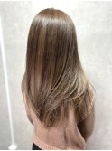 赤みを抑えるミルクティーグレージュ