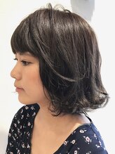 トレンドが詰まったスタイルを要チェックして！ラフヘアを可愛く♪チャコールベージュ