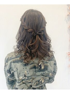レア(Le'a) 編み込みリボンハーフアップ