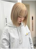 ショート　ボブ　切りっぱなし　ブリーチヘア　ホワイトベージュ