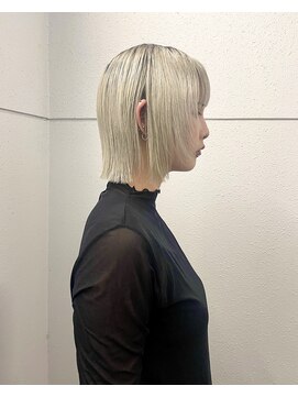 スノッブエンバンプ(snob enVAmp) ホワイトシルバーの外はねボブ