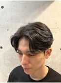 フェザーミディアムパーマで爽やか好印象イケメンセンターパート