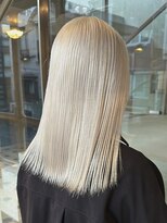 ヲタク(wotaku.)&nbsp;ホワイトカラートリプルカラーハイトーンケアブリーチ前髪カット