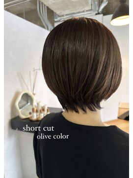 シロ(shiro) ショートカット・オリーブカラー