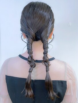 シア(sia) 結婚式お呼ばれドレスへア編み込みポニーテールアップスタイル