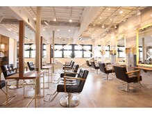 オーブ ヘアー ラトゥール たまプラーザ店(AUBE HAIR latour)の雰囲気（開放感のある明るい店内で、くつろぎの時間をお過ごしください。）