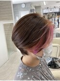 デザインカラーが際立つショートヘア