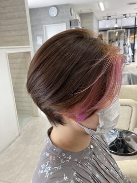 シャルムヘアー(charme hair) デザインカラーが際立つショートヘア