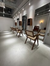 【一人一人がゆったり過ごせる空間造り】店内は開放的で、一人一人にしっかりとしたスペースを確保！