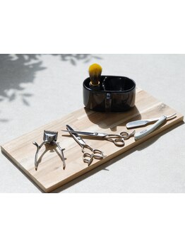 Barberならではのシェービング技術を提供。自分ではなかなか整えられない眉や髭のお手入れもプロにお任せ。