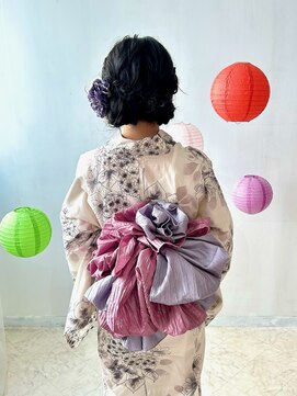 ブルームス アンジュ(Blooms Unge) ツインおだんごヘア、へこ帯かわいいお花結び、浴衣