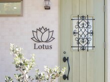 ロータス(Lotus)の雰囲気（白を基調とした店内でごゆっくりお過ごしください♪）