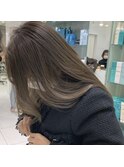 柔らかく透けるグレージュ